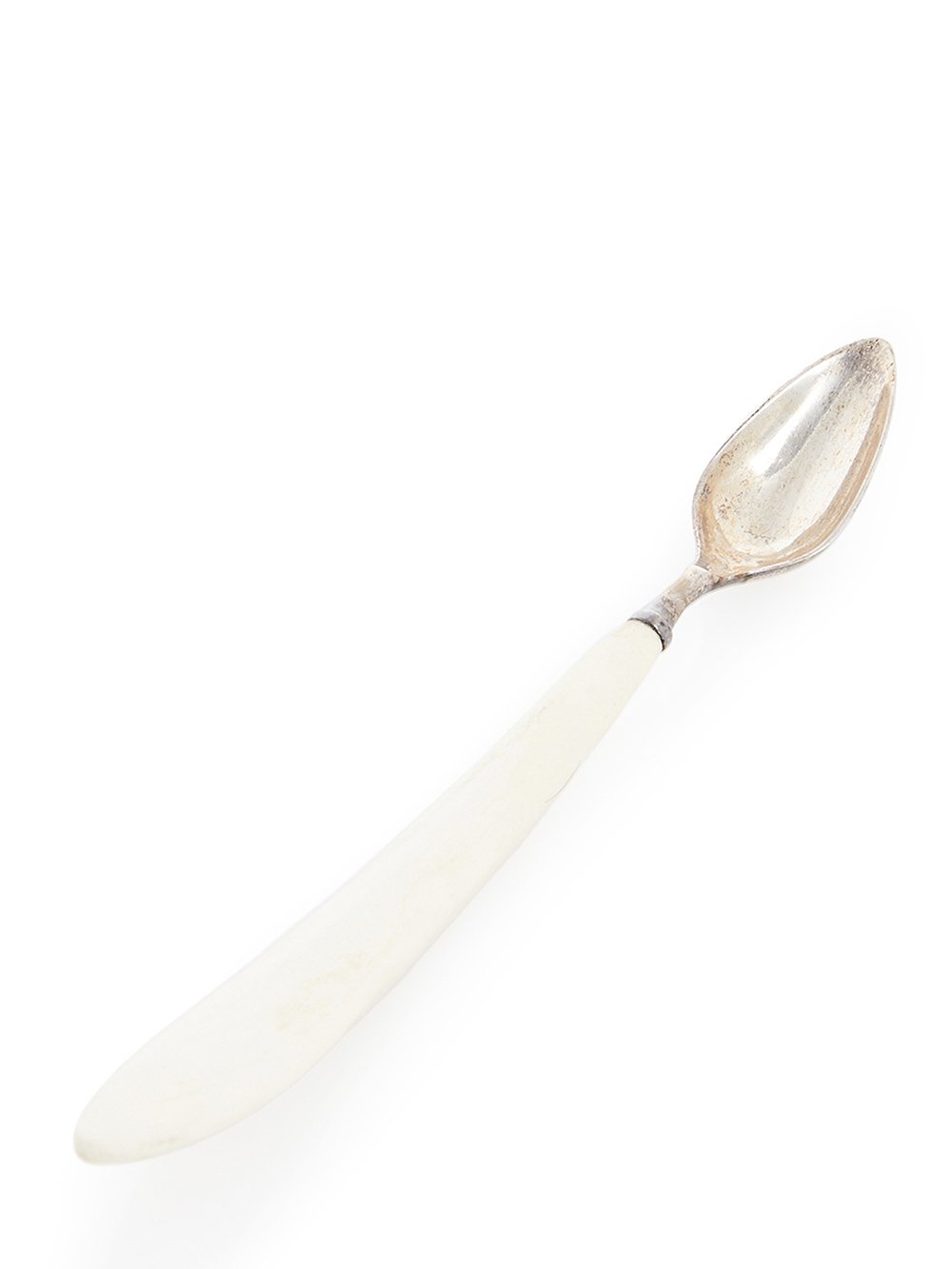 RICK OWENS DESSERT SPOON FEATURES AN OVAL SHAPE STERLING TOP AND A LONG, NATURAL COLOR BONE HANDLE.